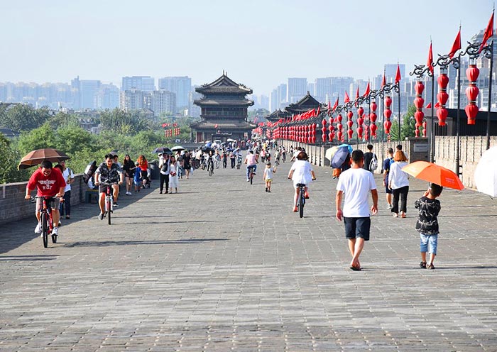 在(zài)西安古城牆騎行或步行的(de)遊客 在(zài)西安古城牆騎行或步行的(de)遊客