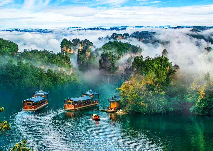 泛舟于(yú)迷人(rén)的(de)寶峰湖上(shàng) 泛舟于(yú)迷人(rén)的(de)寶峰湖上(shàng)