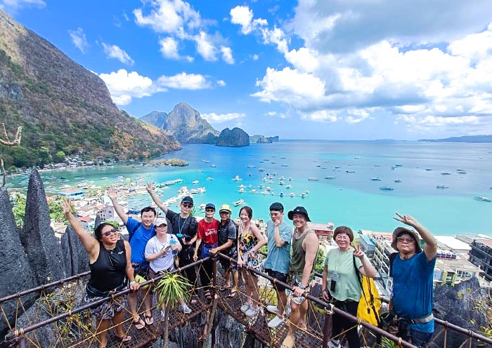 我們的(de)客人(rén)在(zài)愛妮島旅遊合影