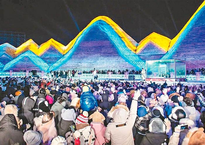 哈爾濱冰雪大(dà)世界萬人(rén)雪地(dì / de)蹦迪 哈爾濱冰雪大(dà)世界萬人(rén)雪地(dì / de)蹦迪