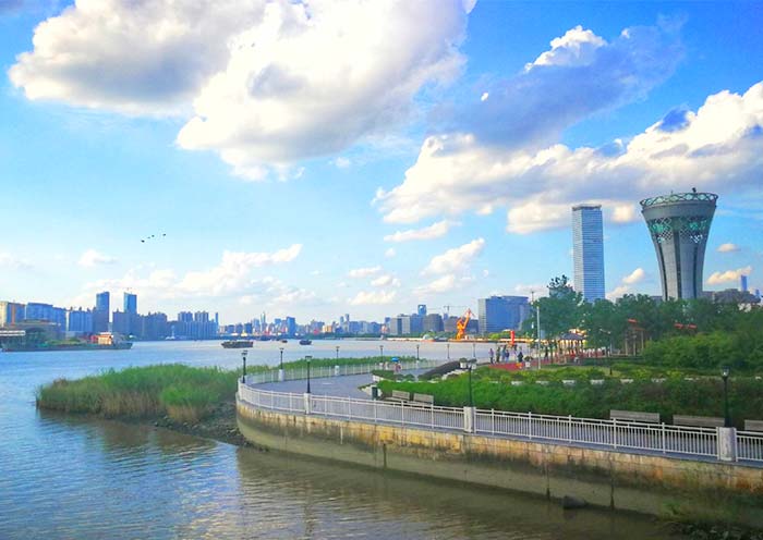 沿着上(shàng)海前灘公園騎行
