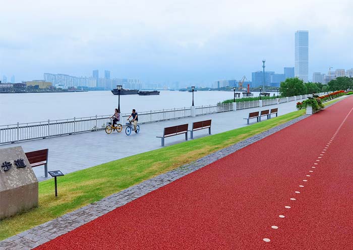 沿着黃浦江濱江綠道(dào)騎行