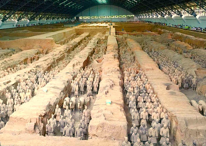 震撼人(rén)心的(de)兵馬俑陣列 震撼人(rén)心的(de)兵馬俑陣列