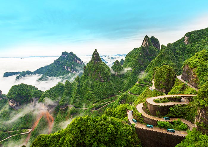 天門山纜車上(shàng)俯瞰99道(dào)彎盤山公路