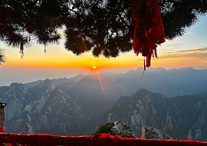 華山迷人(rén)的(de)日出(chū)盛景 華山迷人(rén)的(de)日出(chū)盛景