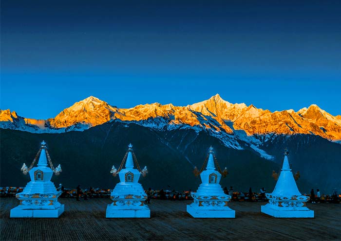 在(zài)飛來(lái)寺遠觀的(de)壯麗梅裏雪山全景 在(zài)飛來(lái)寺遠觀的(de)壯麗梅裏雪山全景