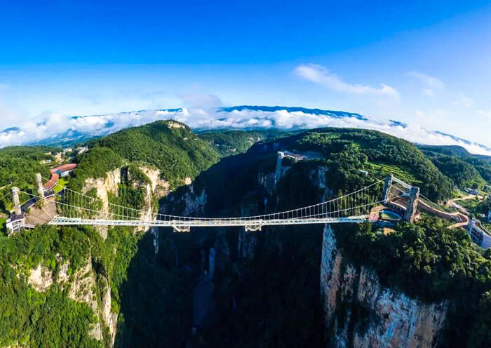張家界大(dà)峽谷驚險刺激的(de)玻璃橋 張家界大(dà)峽谷驚險刺激的(de)玻璃橋